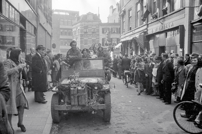 853210 Afbeelding van de intocht van de geallieerden, in de Lange Jansstraat te Utrecht; op de achtergrond de Voorstraat.
